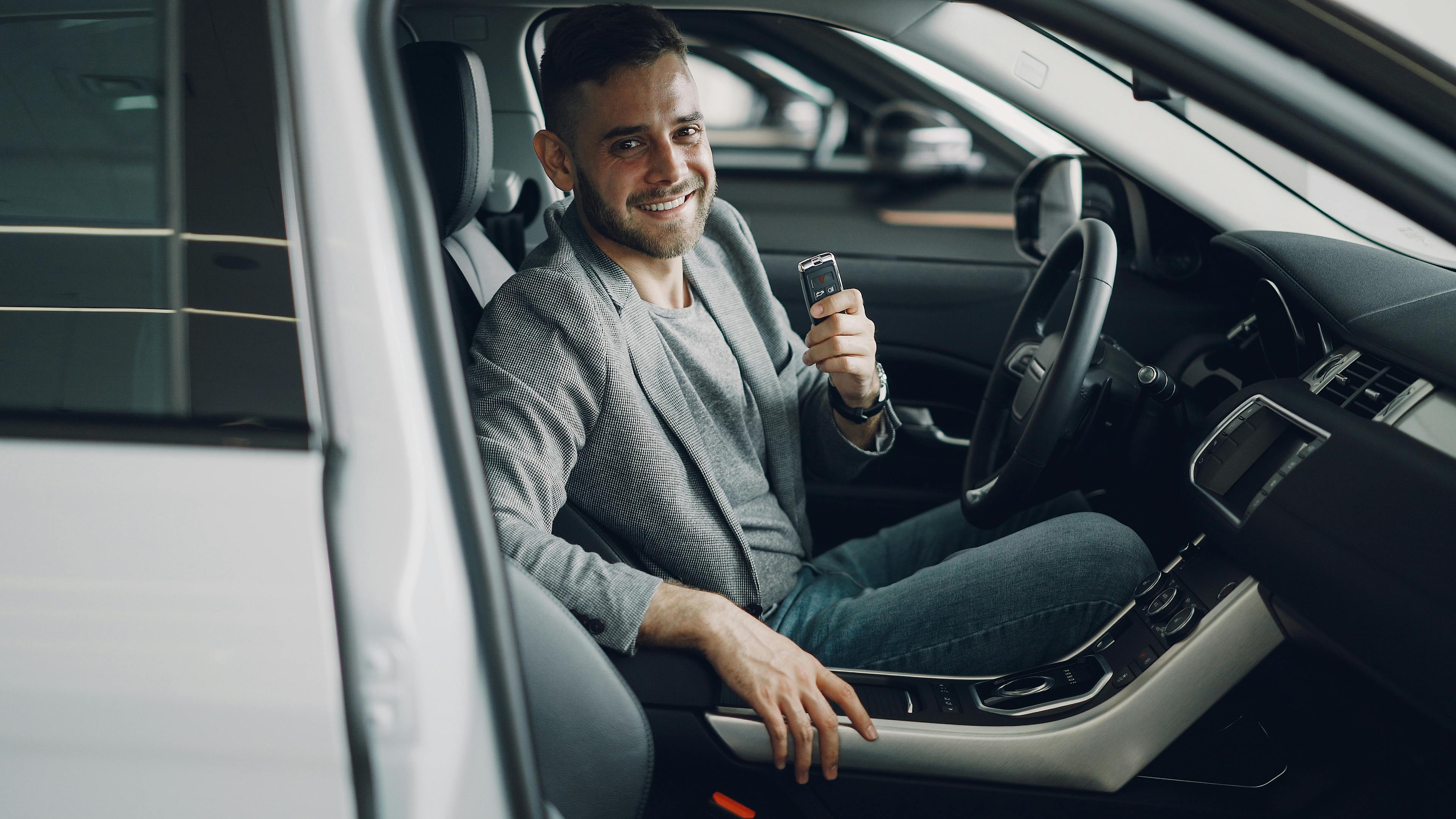 Auto-entrepreneur dans sa voiture avant une mission