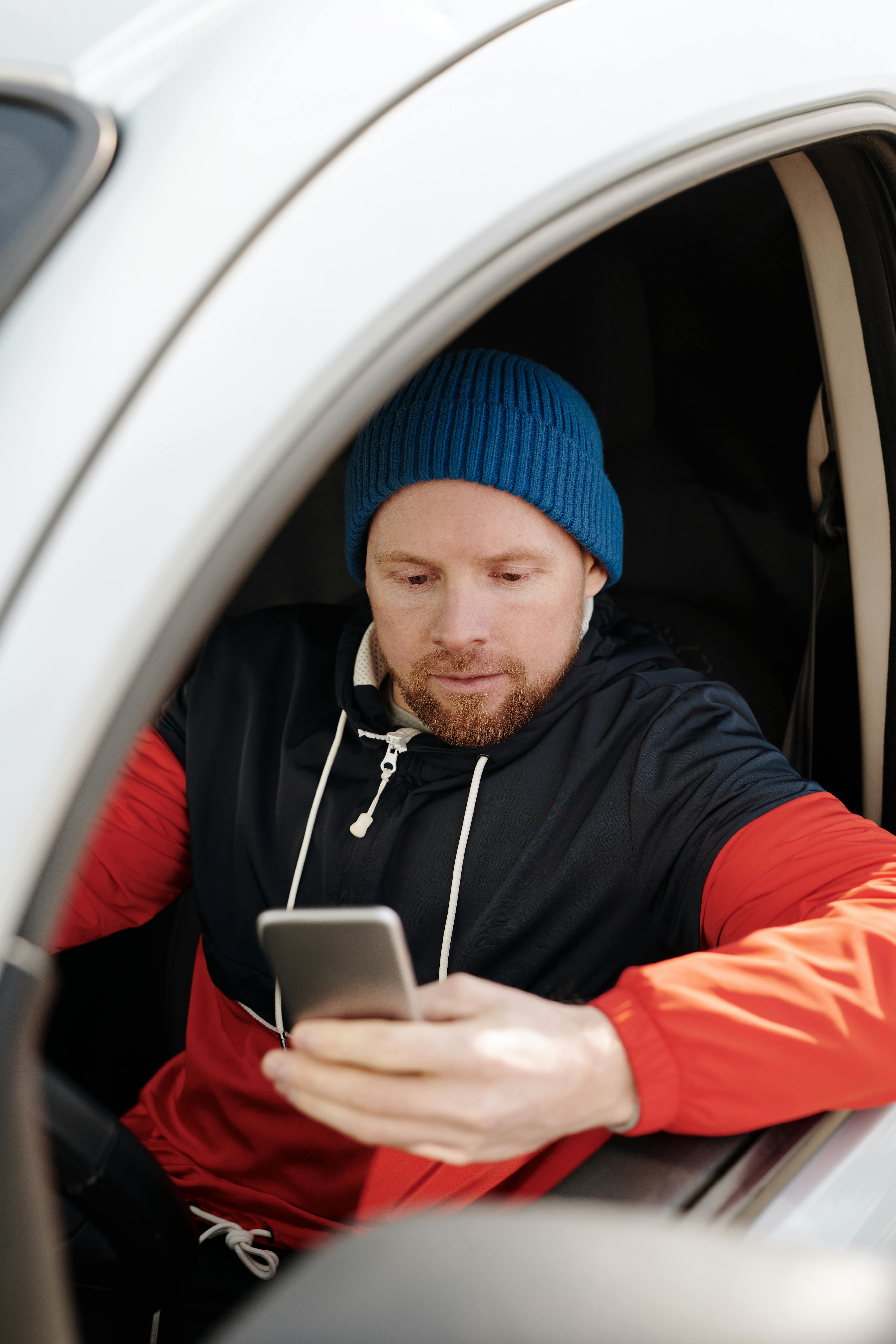 Client consultant son telephone pour lancer une mission SpeedHelp